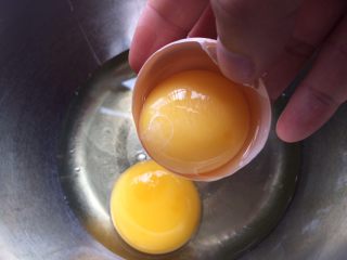 牛奶焦糖布丁,鸡蛋敲开，放入容器中。