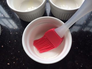 牛奶焦糖布丁,模具刷上一层玉米油或黄油。