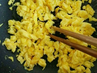 水晶饺子,锅烧热，加凉油后，马上倒入蛋液，随着油温不断加高，蛋液慢慢成颗粒状即可