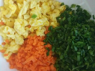 水晶饺子,将鸡蛋，韭菜，胡萝卜调馅