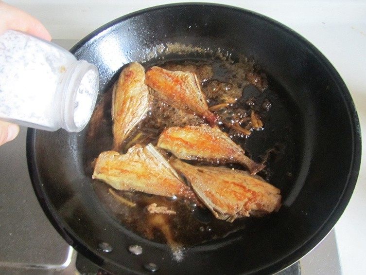 香辣剥皮鱼,加入少许盐调味， 慢慢收汁，注意中间翻动鱼；