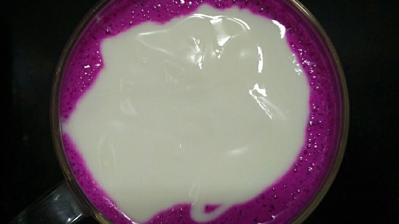 低脂养颜思慕雪,在透明的大口径杯中倒入已经混合好的思慕雪，表面倒上剩余的酸奶