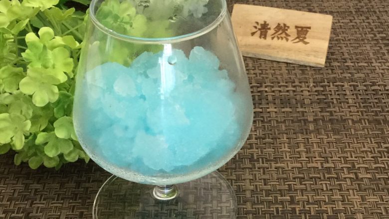 蓝天白云鸡尾酒和漂亮的芒果花,先铺蓝冰
