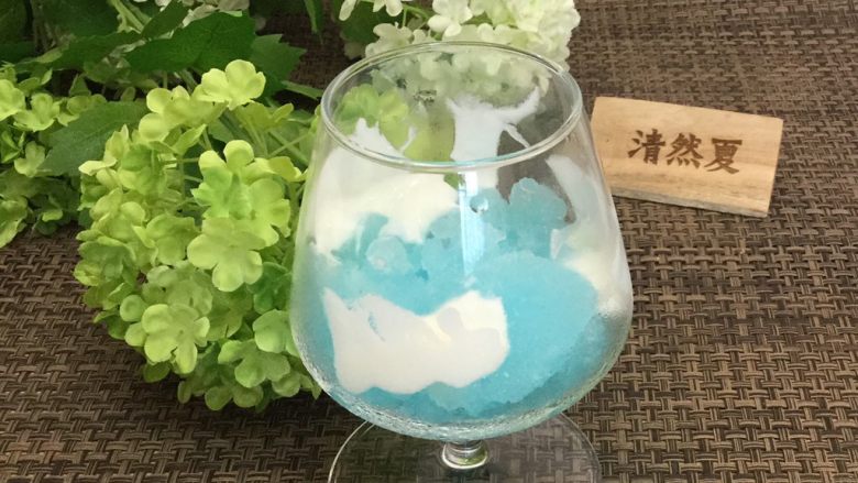 蓝天白云鸡尾酒和漂亮的芒果花,沿着杯壁贴酸奶