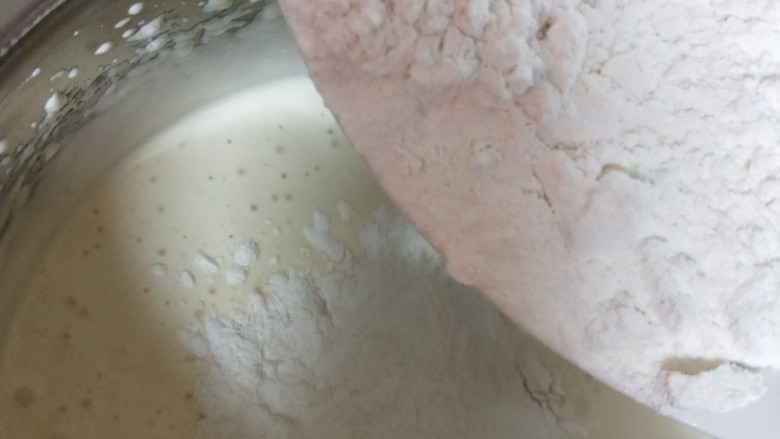 纸杯拔丝蛋糕,分两次加入过筛好的面粉，快速翻拌均匀，防止消泡