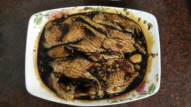 #热夏菜谱征集令#秘制鸡腿饭,煮好的酱汁放凉后放入鸡腿腌制一个小时