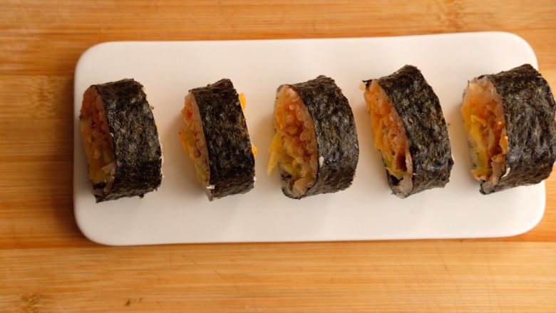 鳗鱼紫菜包饭,刀要快，不然切不齐，初学者可以切得厚一些，太薄卷得不紧得话很容易漏