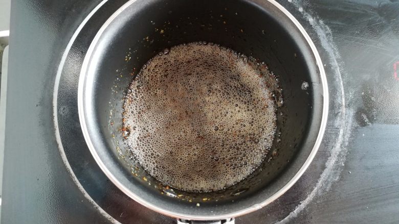蜂蜜红茶费南雪（改良版）,发酵黄油煮到茶色关火，用凉水进行降温
