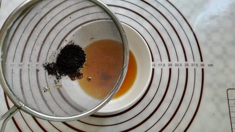 蜂蜜红茶费南雪（改良版）,发酵黄油过滤出干净的黄油