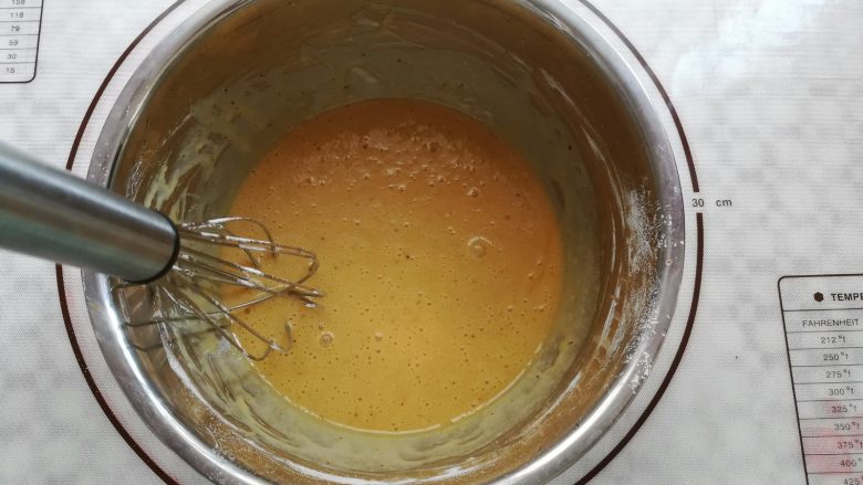 蜂蜜红茶费南雪（改良版）,用手持打蛋器垂直于盆底沿着盆边缘顺时针搅拌面粉到顺滑状态