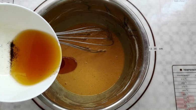 蜂蜜红茶费南雪（改良版）,加入发酵黄油，再次同样手法混合均匀面糊