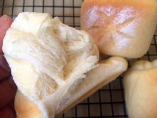 奶油面包卷,瞧瞧拉丝，不错吧。超级软的面包。