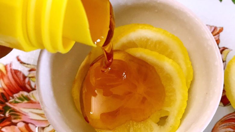 薄荷柠檬荔枝饮,1/2柠檬切片，倒入蜂蜜浸泡