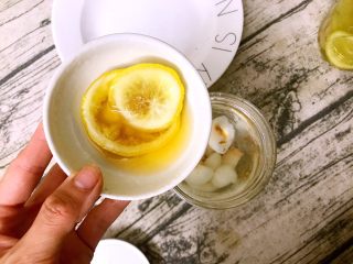 薄荷柠檬荔枝饮,柠檬片平均放入水杯中，将浸泡的汁水也倒入杯中