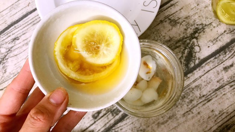 薄荷柠檬荔枝饮,柠檬片平均放入水杯中，将浸泡的汁水也倒入杯中