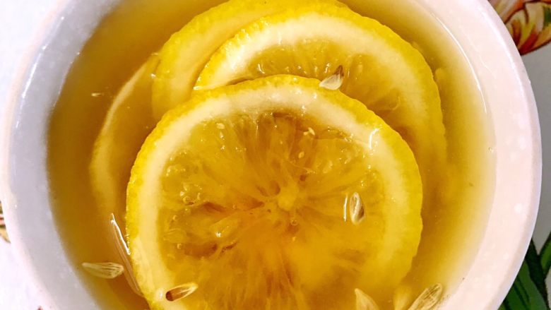 薄荷柠檬荔枝饮,覆盖保鲜膜入冷藏室冷餐3小时