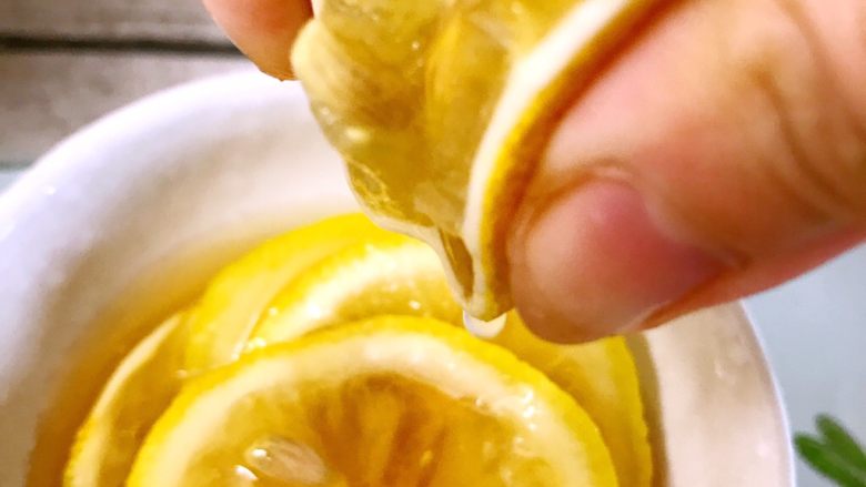 薄荷柠檬荔枝饮,另1/2个柠檬将柠檬汁挤入蜂蜜柠檬片中