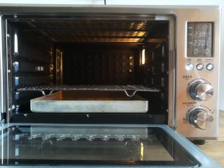 咸香长面包,设置烤箱上下火230度预热10分钟，在烤网下放入一个空的烤盘（建议用旧的烤盘）