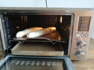 咸香长面包,设置烤箱上下火230度烤25分钟，把无边烤盘放到烤网上，拉出烤盘倒上一杯冷水（这个步骤是为了增加水蒸气）