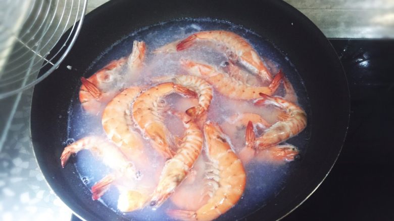 麻辣小海鲜之麻辣虾,虾变色捞起。