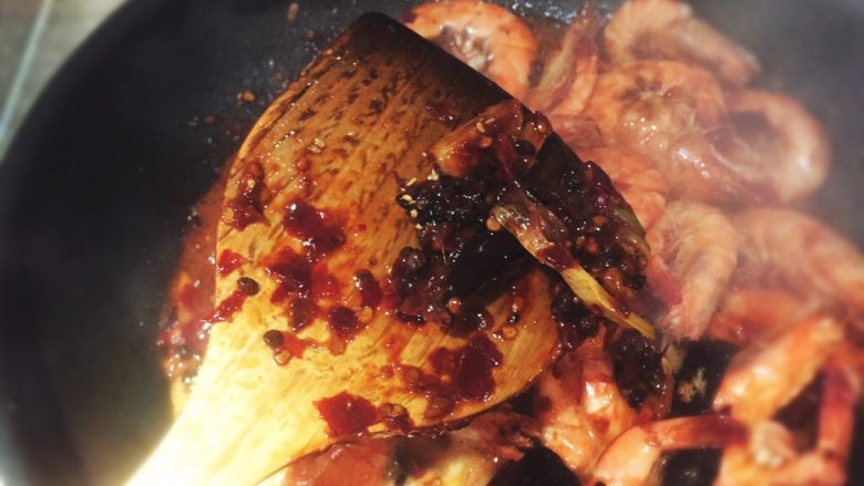 麻辣小海鲜之麻辣虾,放入麻辣酱。