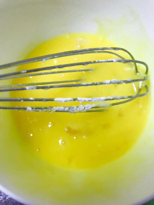 奶油蛋挞,将蛋黄搅拌均匀