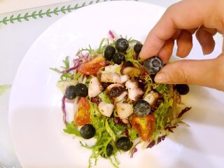 意大利海鲜低脂沙拉,装盘，点缀蓝莓