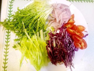 意大利海鲜低脂沙拉,小番茄切块，其余蔬菜切丝