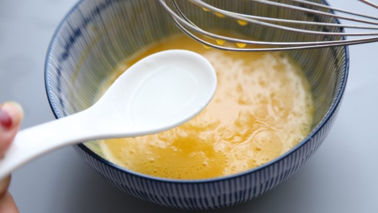 bruch之王 班尼迪克蛋,加入一勺白醋，搅拌均匀。