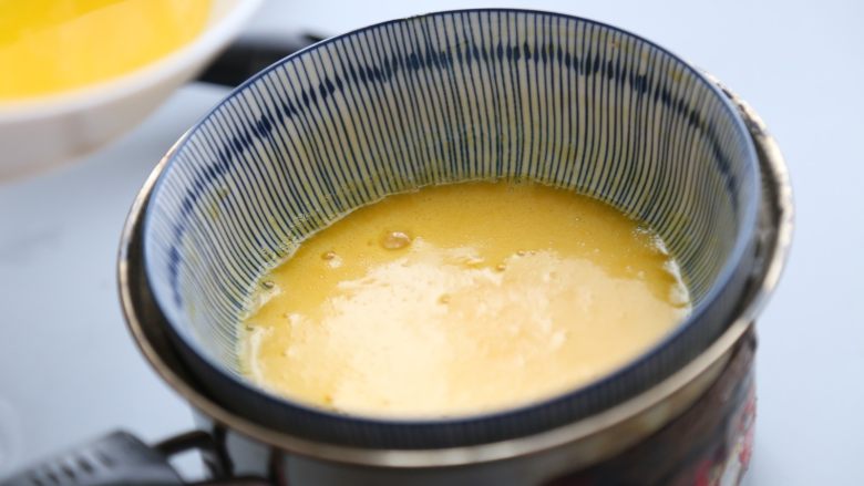 bruch之王 班尼迪克蛋,黄油隔水融化，去上层清亮的部分；装蛋黄的碗放在一碗热水上，边搅拌边缓缓倒入黄油。

注意装热水的碗不要继续加热，装蛋黄的碗也不要浸在热水里。
