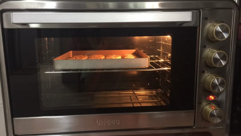 芝麻花生酥,烤箱提前预热160度，将芝麻花生酥放入烘烤，上下火中层，约30分钟左右，至表面微黄即可（温度与时间只作参考）