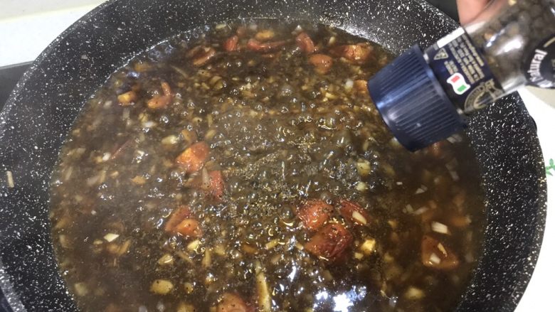 酒沁牛排&五彩沙拉,撒入现磨黑胡椒，汤汁变浓稠后盛出备用