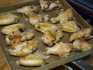 在家也能做的香烤鸡翅,时间到了取出鸡翅。