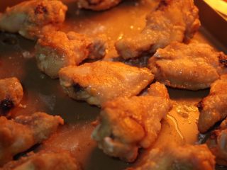 在家也能做的香烤鸡翅,烘烤到30分装时翻面进行烘烤！