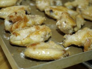 在家也能做的香烤鸡翅,如果想吃厚一点的皮，可以用蛋液裹一下鸡翅，用麦片和香脆料混合在一起，粘在鸡翅表面，再烤，味道会非常好。