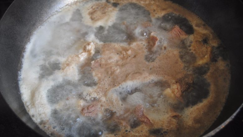 莲子炖牛排,煮沸后再煮3分钟，过程不断翻滚