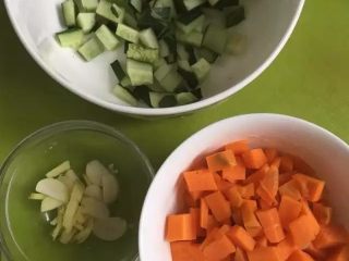 双蔬虾仁【饮食男女的色香味】,黄瓜、胡萝卜切丁，准备蒜片姜片。