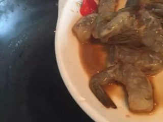 双蔬虾仁【饮食男女的色香味】,倒入虾仁迅速滑炒
