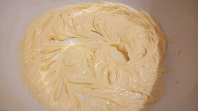 手工diy饼干,继续用打蛋器搅拌到蛋黄和黄油混合，