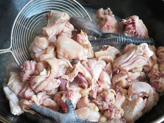 小鸡炖土豆,锅内烧开水，将鸡肉开水焯烫3分钟，捞出过凉水冲去脏气
