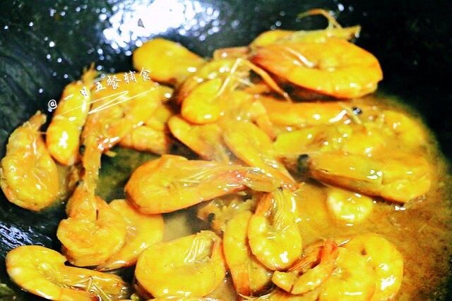 红烧大虾,放入煎好的大虾，放少许盐调味后，盖锅盖小火2分钟。