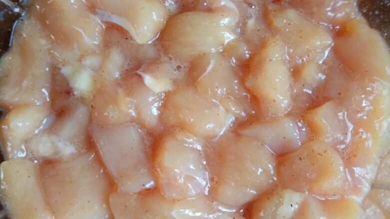 酥脆鸡米花😍,把调料搅拌均匀腌制半小时待其入味