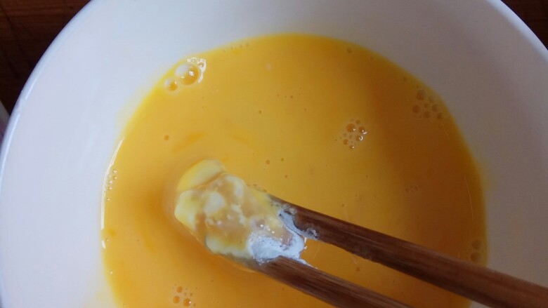 酥脆鸡米花😍,在沾满鸡蛋液