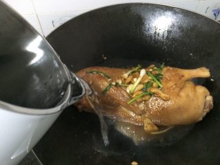 酱油全鸭-在家这样做,然后把腌鸭子的酱料倒进去，加热水！热水是肉质鲜嫩的秘诀，非常重要