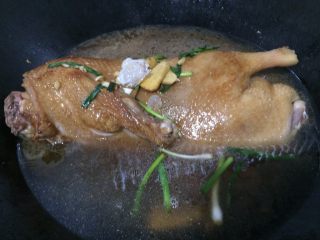 酱油全鸭-在家这样做,加一粒冰糖进去一起煮，也是肉质鲜嫩的秘诀之二✌️！煮鸭子的热水如果多了可以装出来，少了继续加热水进去，可以灵活