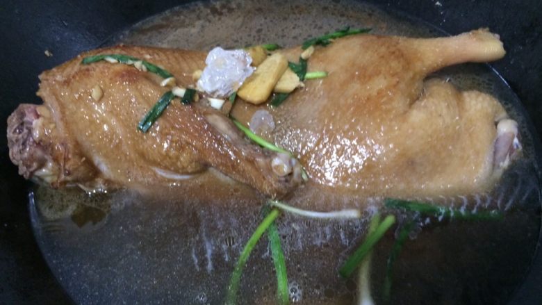 酱油全鸭-在家这样做,加一粒冰糖进去一起煮，也是肉质鲜嫩的秘诀之二✌️！煮鸭子的热水如果多了可以装出来，少了继续加热水进去，可以灵活