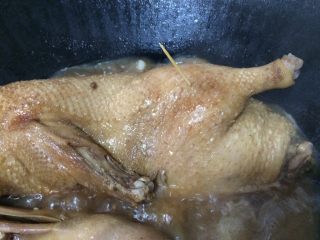 酱油全鸭-在家这样做,观察鸭子是否熟的神器是牙签，关键是腿和鸭翅的部分要熟，已不出血水为判断