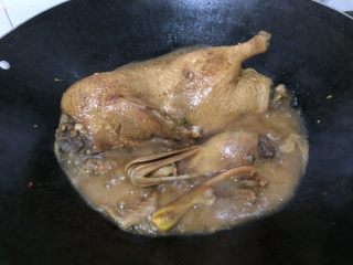 酱油全鸭-在家这样做,鸭头鸭翼鸭脚放进去煮熟后先捞出来，到差不多收汁再放进去上色