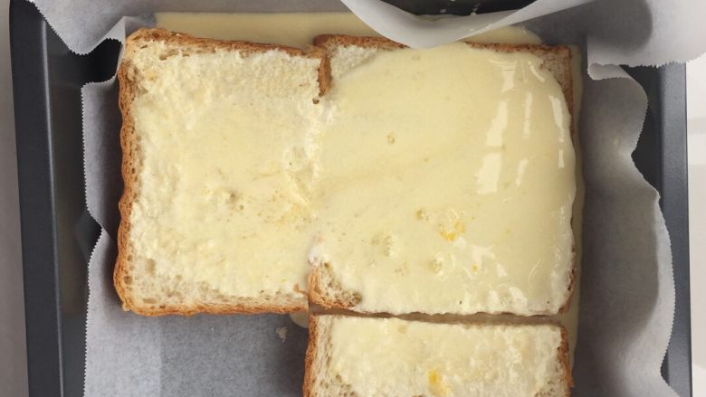 岩烧🧀️乳酪,将蛋奶液倒在吐司片上