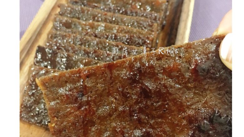 蜜汁黑胡椒豬肉乾,用剪刀剪成喜欢的大小,如果边缘有比较焦的部份可以剪掉不要吃.